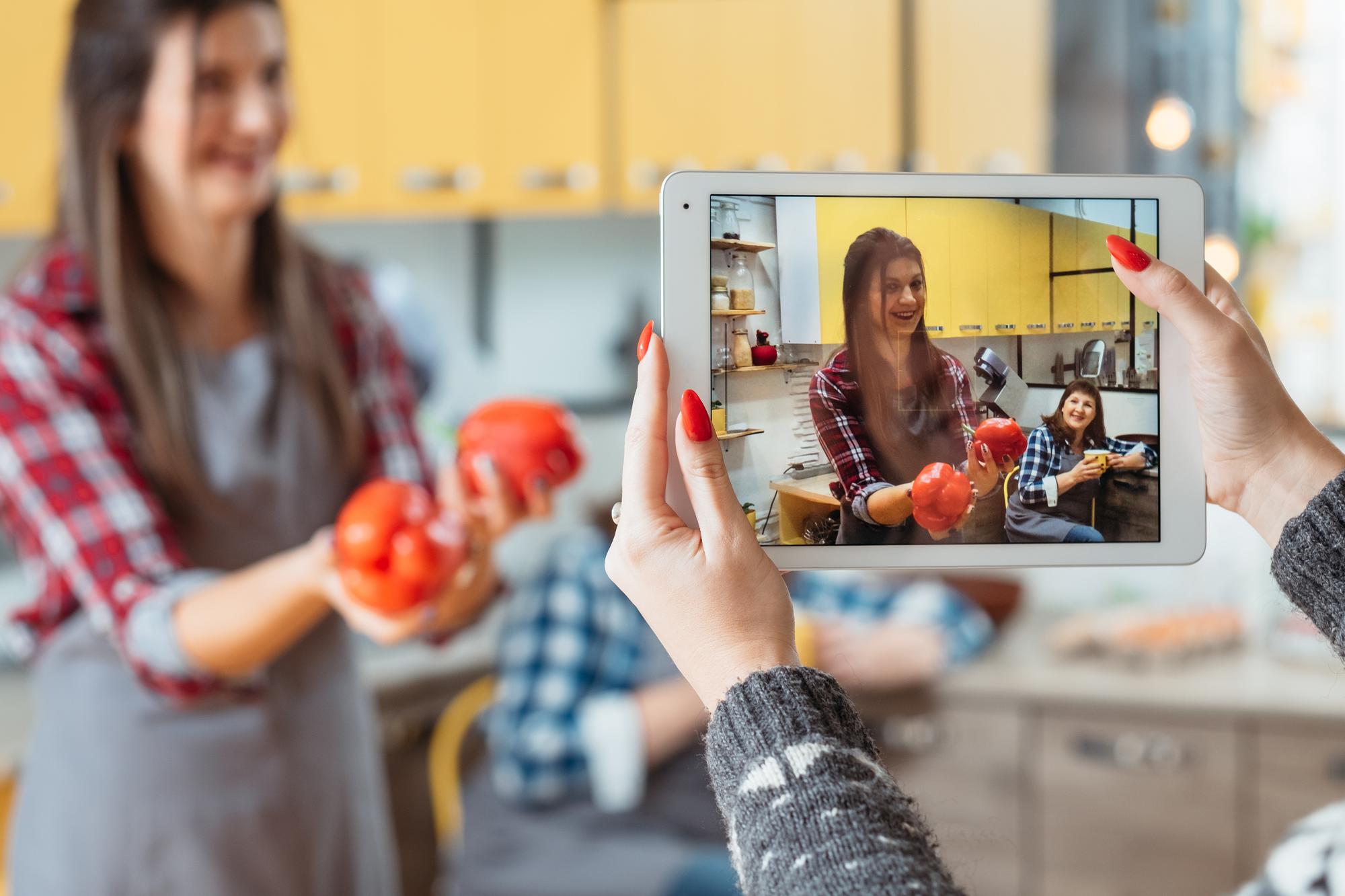 Scena di consulenza culinaria online con chef